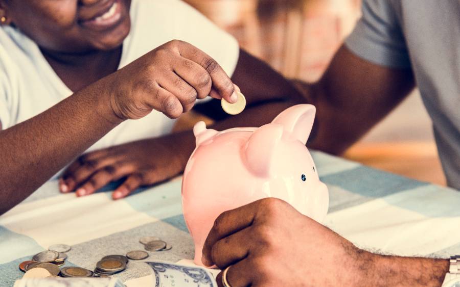 ¿Por qué a los jóvenes les cuesta ahorrar? Una explicación desde el tiempo y la cultura económica